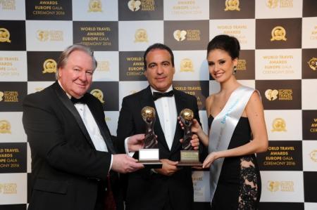 Graham Cooke, prezes i założyciel World Travel Awards, wręcza nagrody Marcelo Rebanda, przedstawicie
