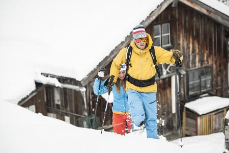 Zimowe wędrówki na tle gór - fot. Andre Schoenherr
