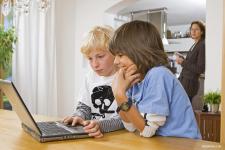Badanie Kaspersky Lab: chłopcy wolą gry i szalone aktywności, a dziewczęta — mobilne rozmowy