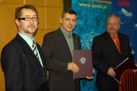 Na zdj. (od prawej) rektor prof. Andrzej Karbownik, prezes Wiesław Rózacki i wiceprezes K. Burek.