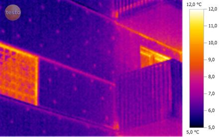 Obraz termowizyjny strat ciepła w przeciętnym bloku.