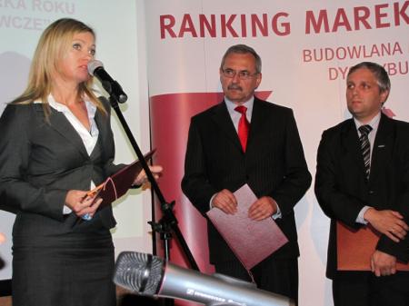 Iwona folleher- Manager Salonów Firmowych Viessmann odbiera nagrodę Budowlanej Marki Roku 2009