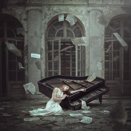 Kobieta przy fortepiania, fot. Damian Drewniak