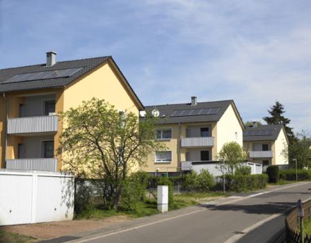 Domy z zamontowanymi kotłami kondensacyjnymi i kolektorami słonecznymi