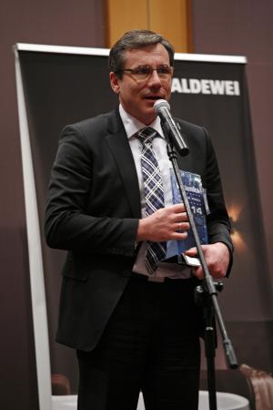 Jacek Lange, Dyrektor Viega Sp. z o.o. odbiera nagrodę podczas Forum Branży Łazienkowej. (Zdjęcie: B