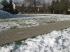 Odgarnięcie świeżego śniegu brzozową miotłą najczęściej wystarczy (fot. Buszrem)