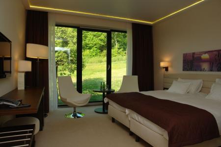 W komfortowo wyposażonym pokoju hotelowym można nasycić się pięknem otaczającej przyrody.