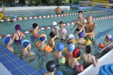 W aquaparku dzieci uczą się pływać