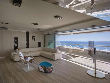 Apartament w Nicei. Przesuwne okna Hi-Finity otwierają salon na Morze Śródziemne