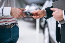 78% Polaków uważa, że używane auto najbezpieczniej kupić u profesjonalisty. 78% Polaków uważa, że używane auto najbezpieczniej kupić u profesjonalisty.