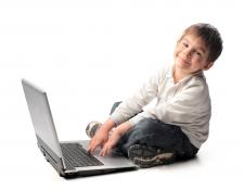 Jak nauczyć dziecko korzystać bezpiecznie z Internetu?