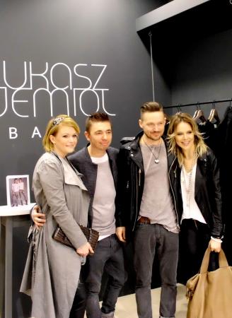 Butik znanego projektanta odwiedziły Daria Widawska i Maja Sablewska.
