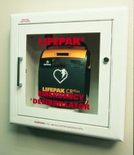 Jak bezpiecznie ratować życie z defibrylatorem AED?