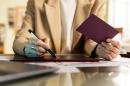 Ktoś ukradł ci dowód osobisty? Natychmiast zastrzeż go w banku Ktoś ukradł ci dowód osobisty? Natychmiast zastrzeż go w banku