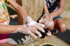 Sofidel przedstawia “24 godziny z życia twoich rąk”, czyli 10 zasad codziennej higieny