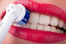 Parodontoza to groźna choroba przyzębia. Kiedy warto zwrócić się o pomoc do periodontologa?