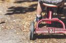 Jeździki dla dzieci wspomagają rozwój?