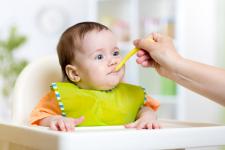 Jak bezpiecznie wprowadzać nowe produkty do menu niemowlaka? Podpowiadamy