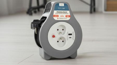 Przedłużacz Montis z USB w domu