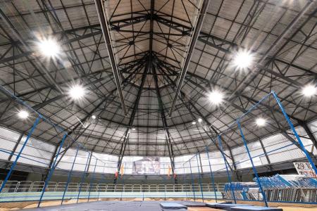 Oświetlenie Lena Lighting w hali sportowej_ Mondeville_Francja_2