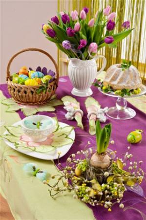 Wielkanocny stół z dekoracjami Praktikera