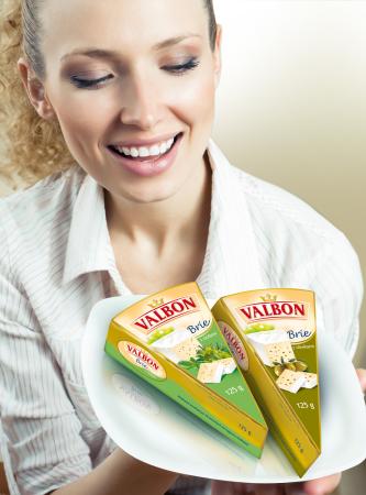 Valbon Brie z dodatkiem ziół oraz Valbon Brie z dodatkiem oliwek są dostępne w mniejszej formie.