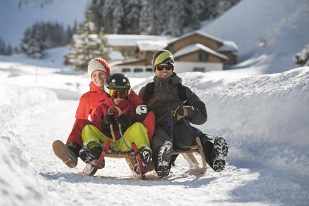 Sanki w Dolinie Stubai - fot. Andre Schoenherr/ TVB Stubai Tirol