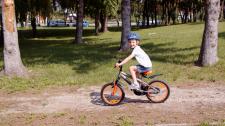 Jak nauczyć dziecko jeździć na rowerze? – radzi kolarz Bartosz Huzarski