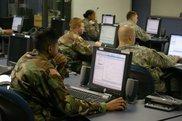 Armia USA - żołnierze przy komputerach