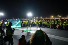 Historyczny Night Longest Drive na pasie startowym lotniska Poznań Airport. Zwyciężył David Shinto.