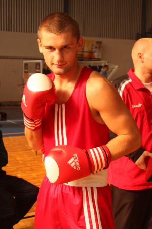 Dawid Deik parę minut przed finałową walką w Mistrostwach Polski w boksie w 2010, Satarchowice.