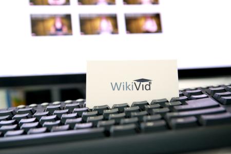 Logo WikiVid na klawiaturze