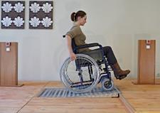 Rampa nastawna na pomoc osobom z niepełnosprawnością ruchową