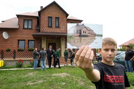 Dom państwa Wolaków w czasie powodzi i podczas wizyty uczestników spotkania.