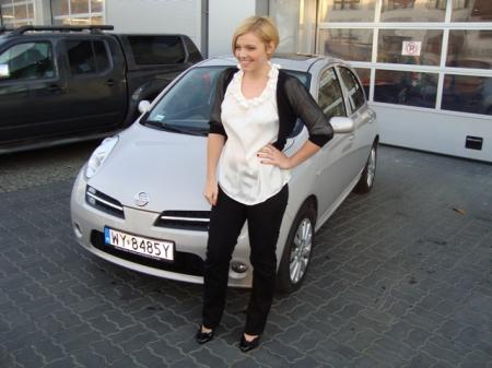 Ania Dabrowska w Nissanie Micra