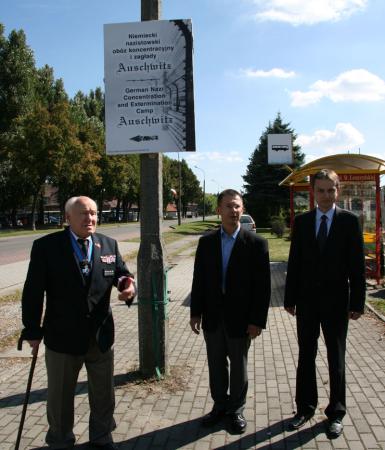 Odsłonięcie tablicy - Niemiecki nazistowski obóz koncentracyjny i zagłady Auschwtz