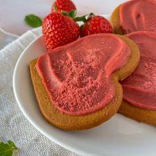 Miłość na talerzu – naturalnie! Czerwone i różowe barwniki z owoców liofilizowanych KRESTO