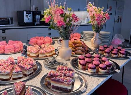 Firma SOFTSWISS zapewniła poczęstunek z okazji Pink October