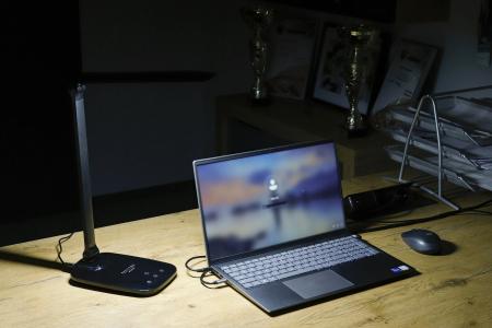 Lampa biurkowa Montis MT042-BK koło laptopa
