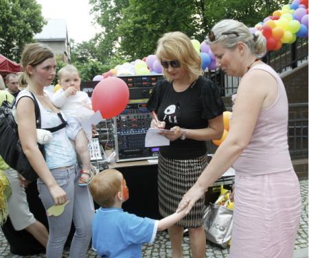 Majka Jeżowska rozdaje autografy