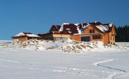 Nowo budowany dom przed zimą powinien mieć zamontowaną stolarkę i pokrycie dachowe.