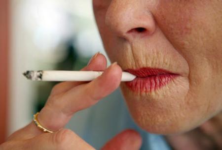 Palenie tytoniu przyspiesza starzenie się skóry.