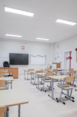 Oświetlenie Lena Lighting w szkole w Bardzie
