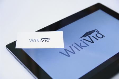 Tablet i wizytówka z logotypem WikiVid