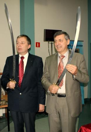 Prezesi RAFAKO Wiesław Różacki (na zdj. z prawej) i Foster Wheeler Energia Polska Jarosław Mlonka.