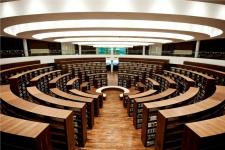 Czarny orzech amerykański przywołuje klimat tradycyjnej biblioteki w nowoczesnym wnętrzu