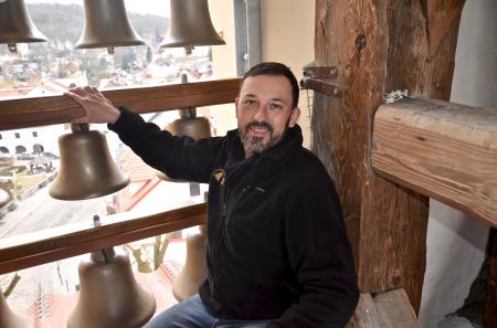 Zestaw dzwonów melodycznych prezentuje właściciel firmy Rduch Bells & Clocks Grzegorz Klyszcz