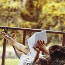 Zabierz książki na wakacje – tytuły, które warto przeczytać tego lata