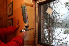 Zimowa pianka – montujemy i uszczelniamy okna zimą