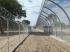 Łukowate ogrodzenie nowoczesnego więzienia dla nieletnich